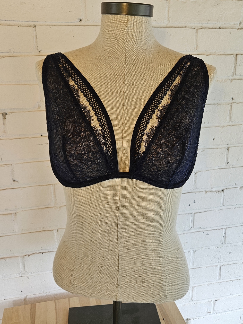 Victoria's Secret Very Sexy Unlined Plunge Eyelash Lace Bra Deep Blue 36D